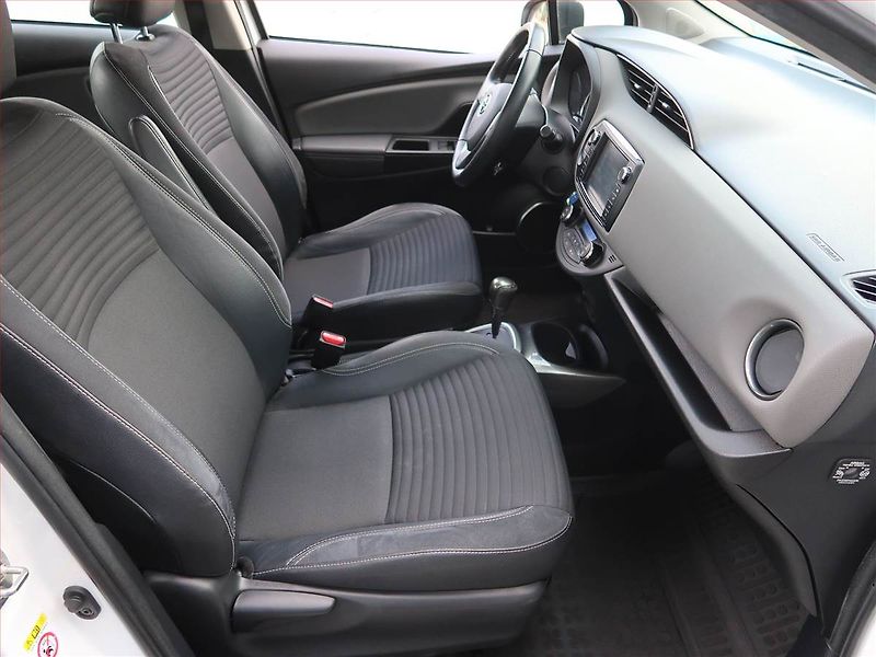 Toyota Yaris (2015) 1.5 Hybrid, Automat, Kůže - fotka 9 z 18