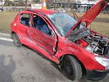 Peugeot narazil do kamionu v protisměru.