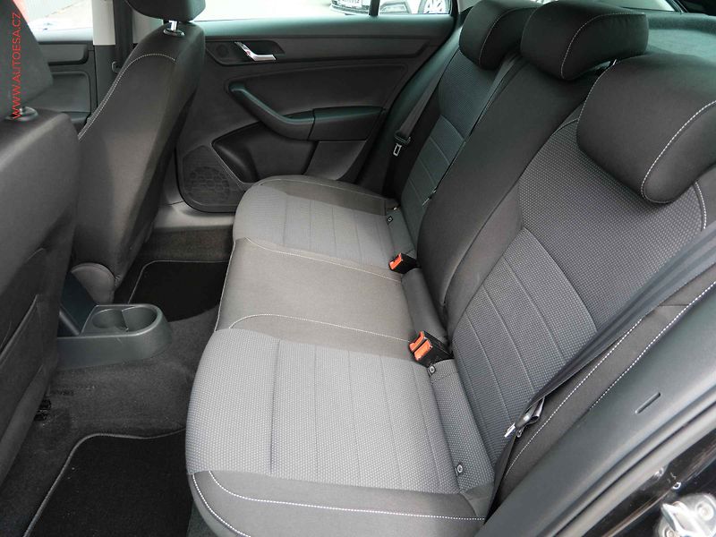 Škoda Rapid (2014) 1.2 TSi, Elegance, xenon - fotka 10 z 17