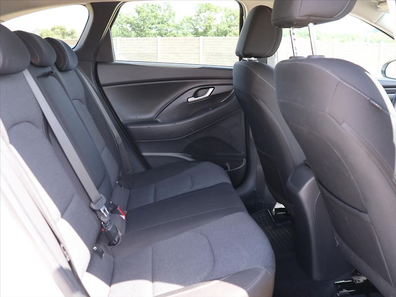 Hyundai i30 1,5 T-GDI 117kW Family Smart - fotka 13 z 33