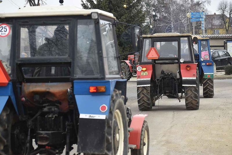Táta, brácha a já, jedeme v tom spolu. V Suchém pořádali v pondělí vánoční jízdu traktorů.