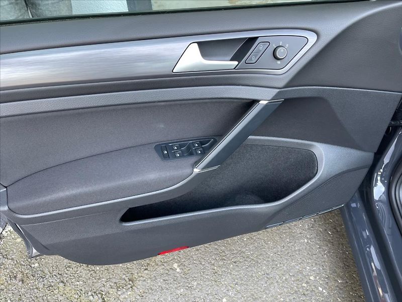 Volkswagen e-Golf 100kW,DPH,tep.čerpadlo - fotka 21 z 33