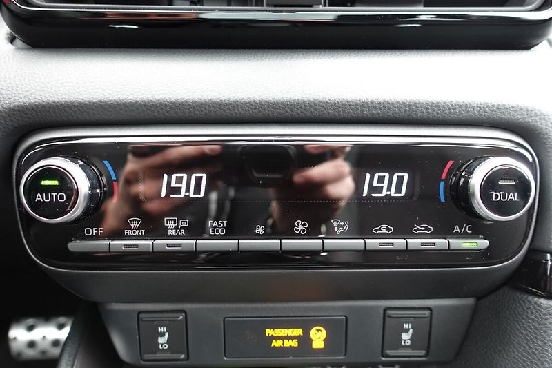 Toyota Yaris 1,5 HEV GR SPORT VIP Skyview - fotka 24 z 35