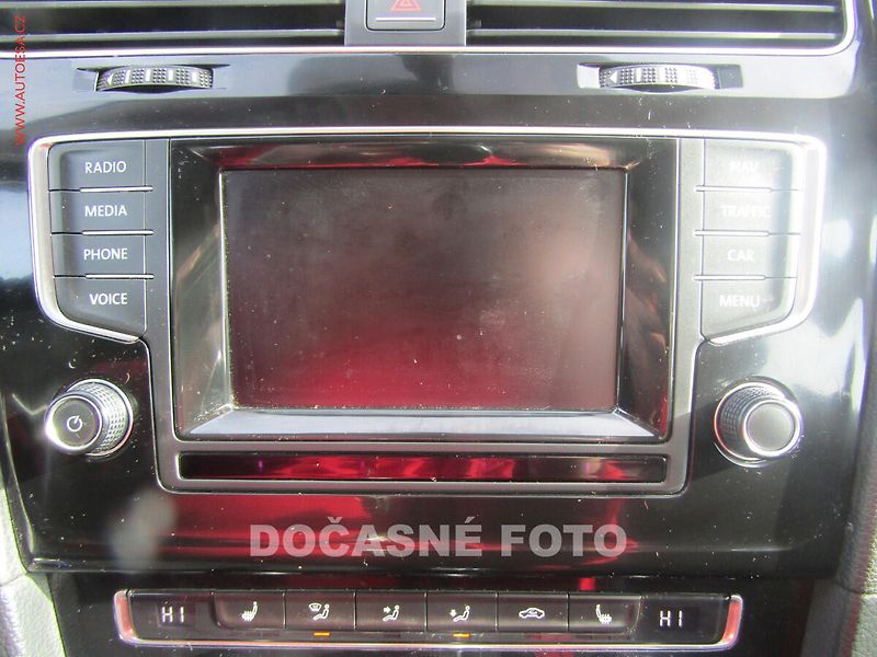 Volkswagen Golf (2015) 1.6TDi, ČR, DSG, park.asist - fotka 14 z 20