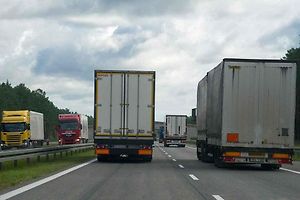 Předjíždění kamionů bude nově zakázáno na dalších úsecích českých dálnic.