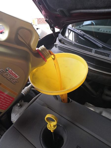 Motorový olej byl po vypuštění černý podobně jako u dieselu.