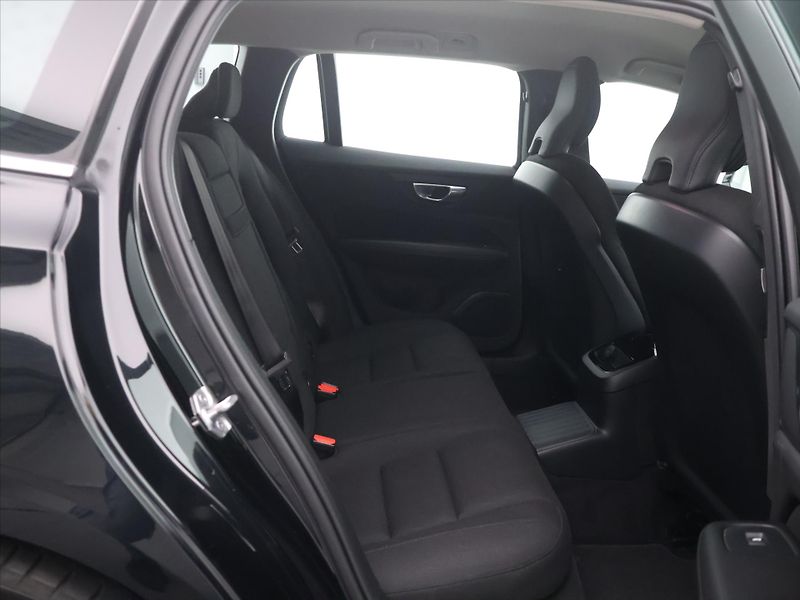 Volvo V60 2,0 T6 186kW 4x4 MomentumPro - fotka 12 z 28