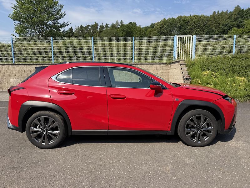 Lexus UX 300h F SPORT automat. navigace - fotka 4 z 25