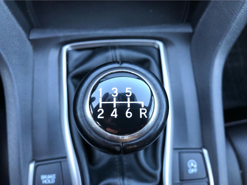 Honda Civic 1.0 VTEC Elegance - fotka 22 z 28