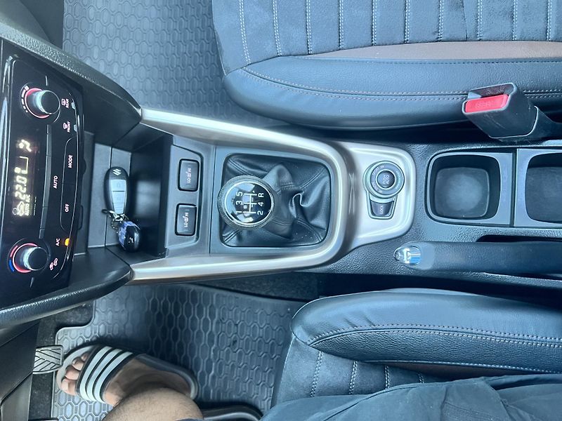 Suzuki Vitara 1,6 88KW,4x4,NAVI,PANORAMA - fotka 41 z 47