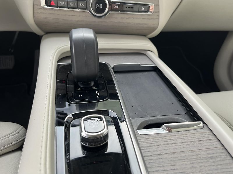 Volvo XC90 B5 (nafta) AWD PLUS BRIGHT *7M - fotka 35 z 42