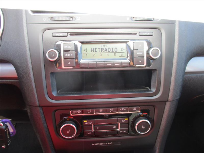 Volkswagen Golf 1,4 i 16v, aut.klima,servis, - fotka 16 z 29