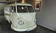 Aleš Fousek z Ústí nad Labem vlastní Volkswagen T1 Bus z roku 1964. Auto, které si oblíbilo hnutí Hippies. Aleš se svým bratrem Michalem současně provozuje autoservis v bývalé provozovně Toyoty v Solvayově ulici.
