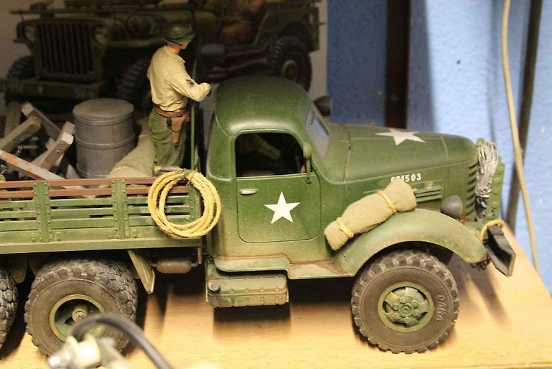Luděk Novák propadl kouzlu RC modelů. Na snímku Hračka auta Unimog, předělaná na RC model.