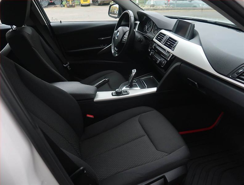 BMW Řada 3 (2018) 340 i xDrive, 4X4, Automat - fotka 9 z 22