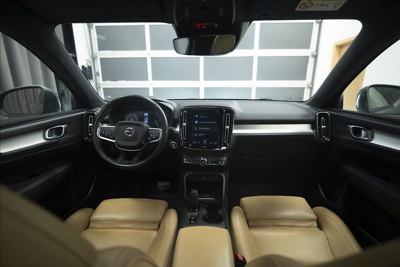 Volvo XC40 2,0 D4 AWD NAVI KAMERA TAŽNÉ - fotka 11 z 46