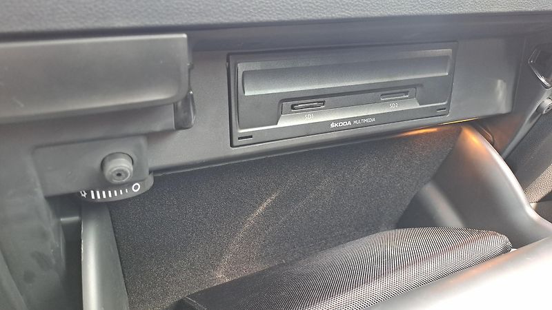 Škoda Karoq 1.6TDi Elegance NAVI - fotka 28 z 29