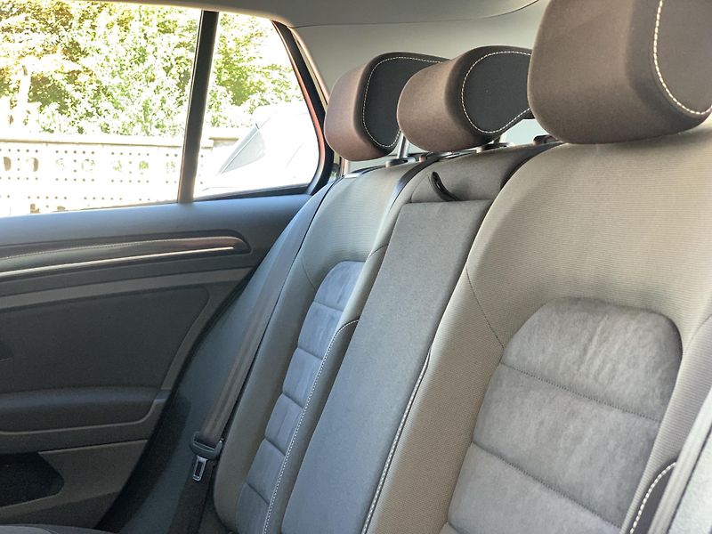 Volkswagen Golf Highline 1.6TDi 77kw DSG ALU - fotka 29 z 48