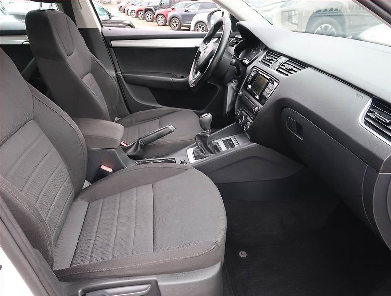 Škoda Octavia (2015) 1.6 TDI, Tempomat - fotka 9 z 17