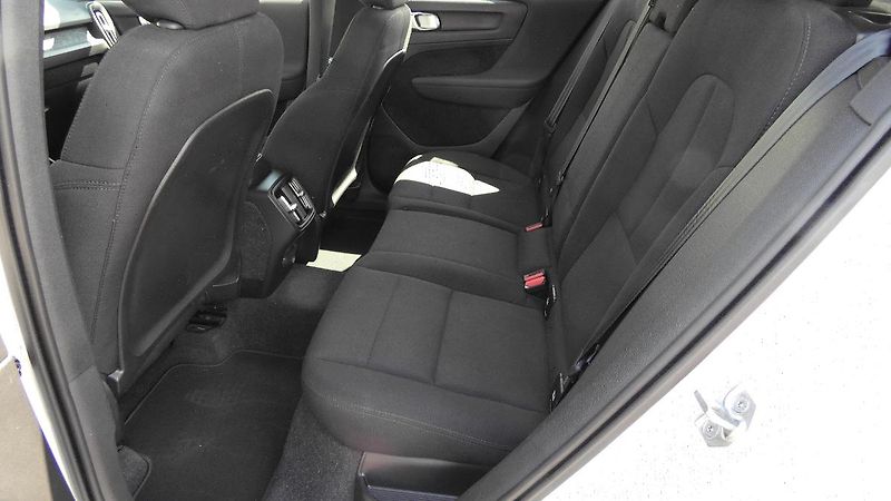Volvo XC40 T2 FWD Momentum Core - fotka 18 z 22
