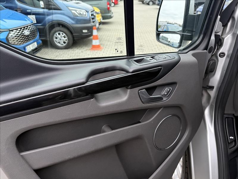 Ford Tourneo Custom 2,0 EcoBlue 136kW Titanium Aut - fotka 18 z 27