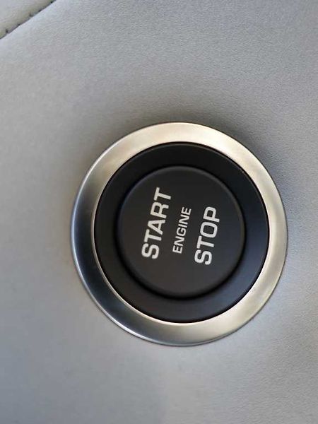 Land Rover Range Rover Velar 3,0 Dynamic SE D300 - fotka 25 z 41