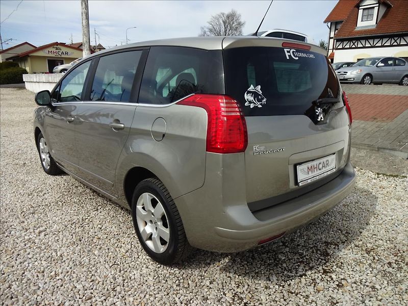 Peugeot 5008 1.6THP 115 kW - fotka 5 z 44
