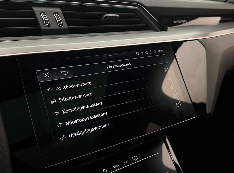 Audi Q8 e-tron 55 Q 360kam Vzduch Tažné Pano  - fotka 28 z 37