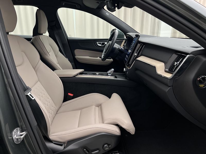 Volvo XC60 B5 AWD BRIGHT PLUS CZ 1. maj. - fotka 20 z 46