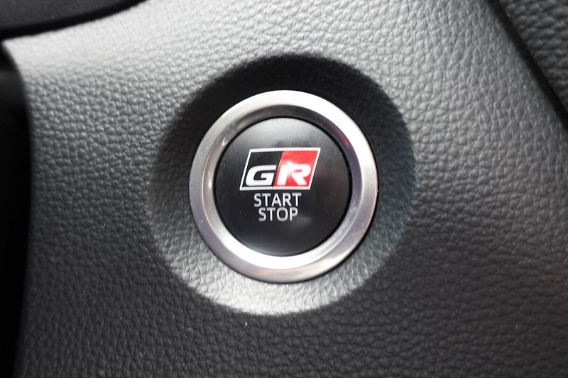 Toyota Corolla 2,0 HEV GR SPORT Dynamic JBL - fotka 29 z 33