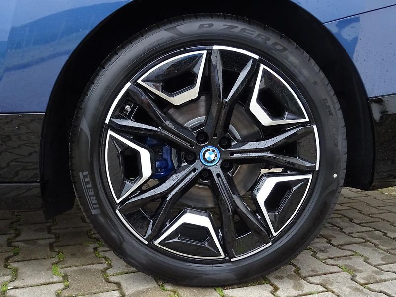 BMW iX xDrive40 - fotka 7 z 7