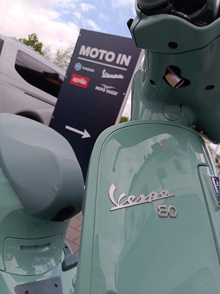Vespa Primavera 125 3V ABS (2026) Verde 80th  (příslušenství v - fotka 10 z 11
