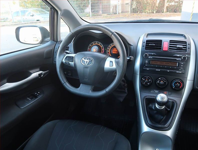 Toyota Auris (2010) 1.6 Valvematic - fotka 7 z 18