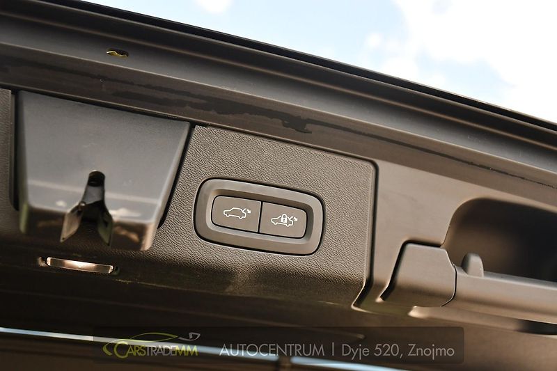 Volvo XC60 2.0T8 R-Desing RECHARGE - fotka 47 z 54