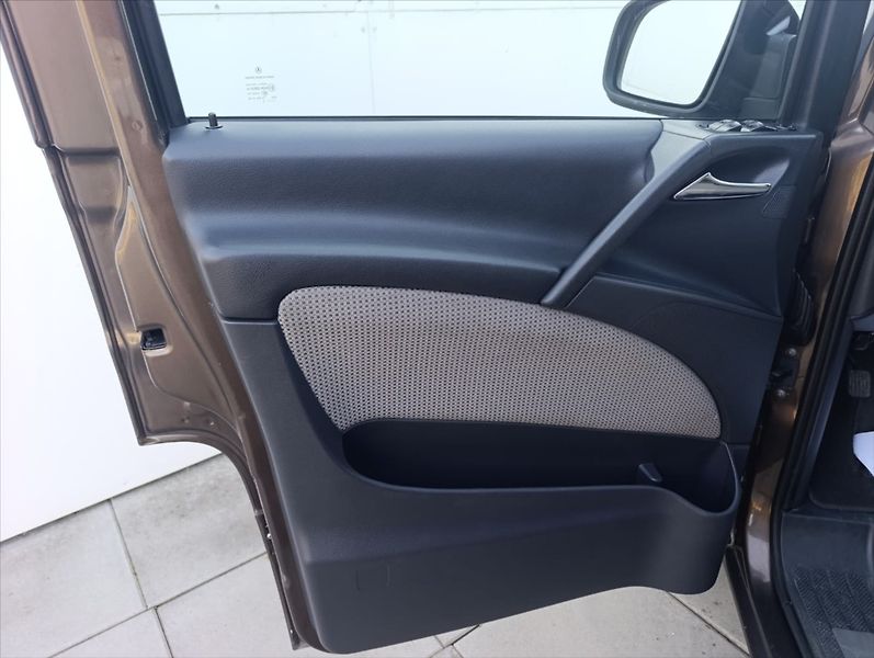 Mercedes-Benz Viano 3,0 CDi Automat SPANÍ 7míst - fotka 12 z 31