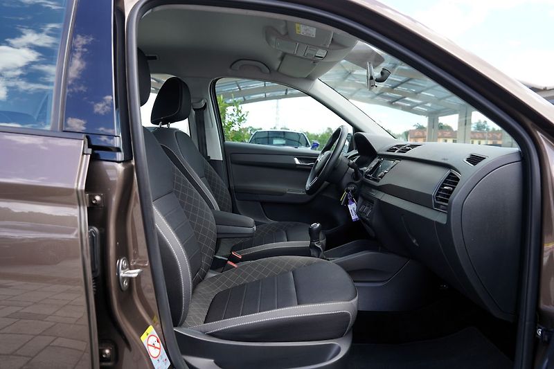 Škoda Fabia 1.0 TSI 81kW ČR/Al.kola/klima - fotka 25 z 38