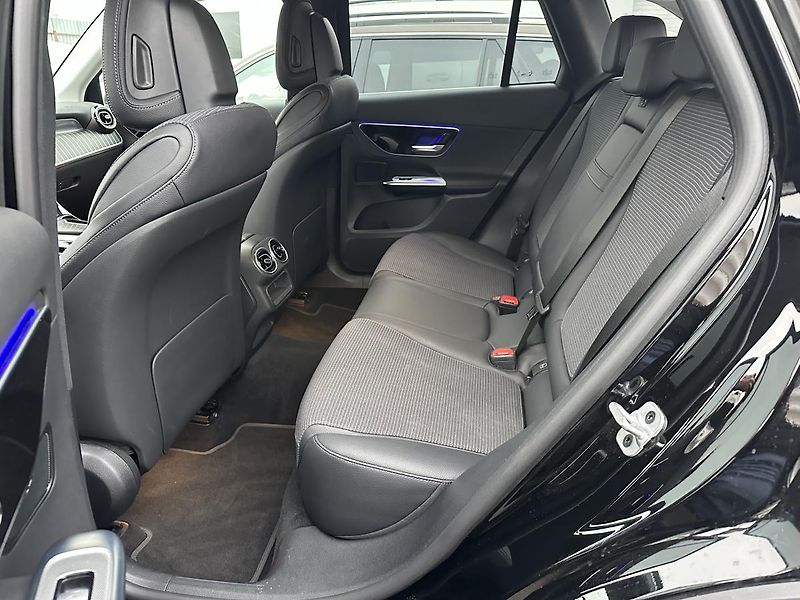 Mercedes-Benz GLC (2023) 300de 4MATIC - fotka 26 z 27