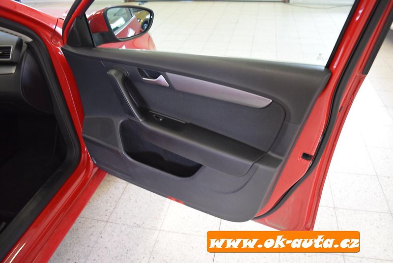 Volkswagen Passat 2.0 TDI DSG PRAVIDELNÝ SERRVIS - fotka 22 z 45