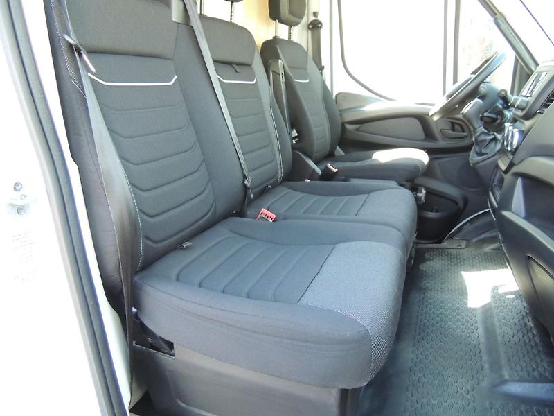 Iveco Daily (2022) 3.0D,129kw,automat,ČR,1.maj. - fotka 33 z 46