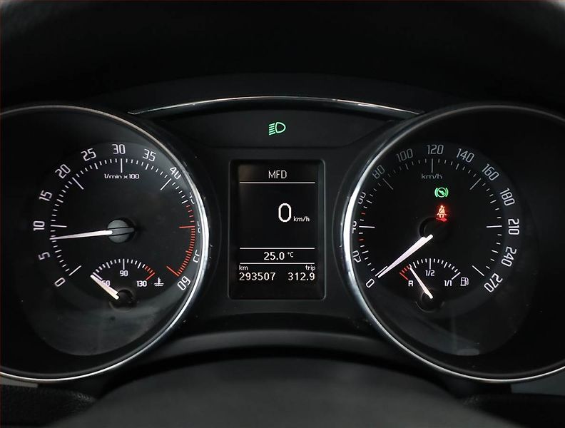 Škoda Superb (2012) 2.0 TDI, Automat, Xenony - fotka 8 z 16