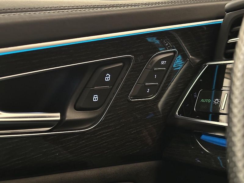 Audi Q8 (2021) S-Line 55 TFSI Quattro 250 kW  - fotka 21 z 33