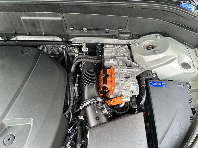 Volvo XC90 T8 plug-in hybrid Recharge - fotka 30 z 32