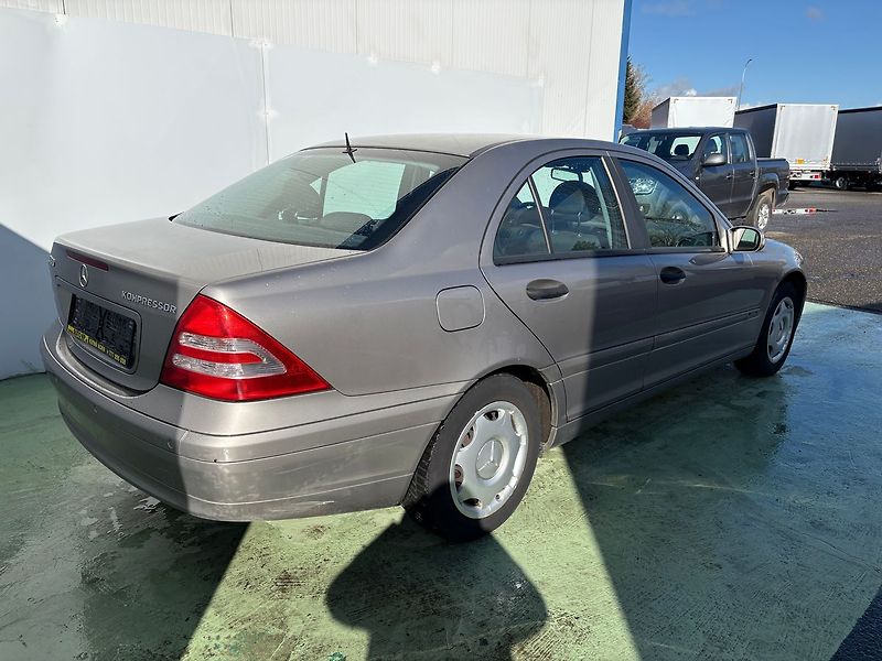 Mercedes-Benz Třídy C 1.7, 105kW, Kompressor - fotka 2 z 23