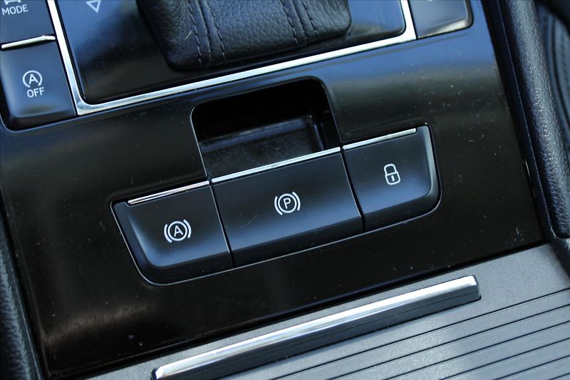Škoda Superb 2.0TDI 140kW DSG L&K ČR - fotka 28 z 33