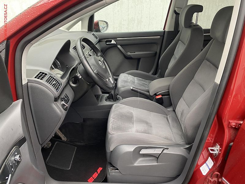 Volkswagen Touran (2011) 1.4 TSi, Highline, výhřev sed - fotka 9 z 17