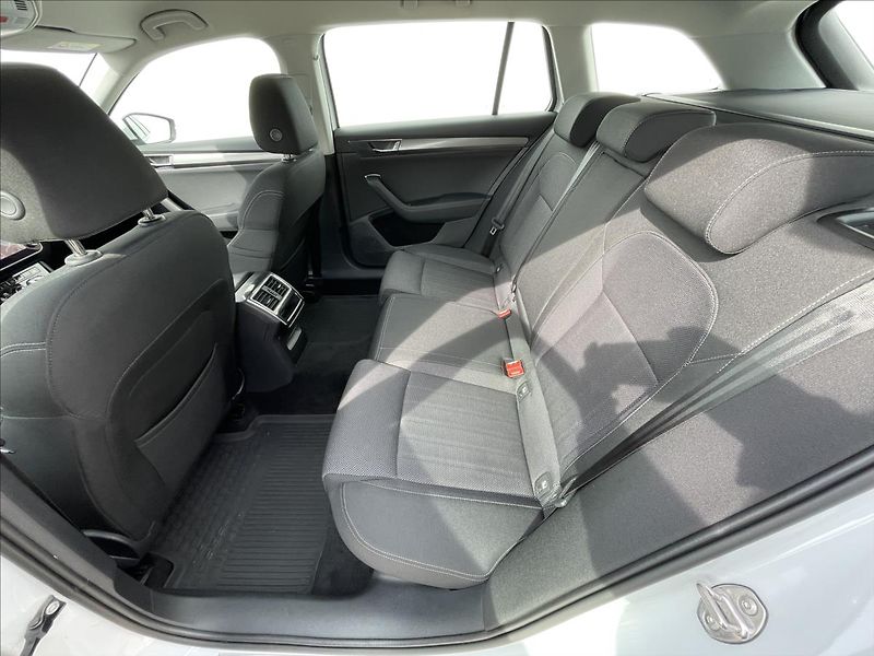 Škoda Superb 2,0 TDI DSG Combi Style Extra - fotka 16 z 24