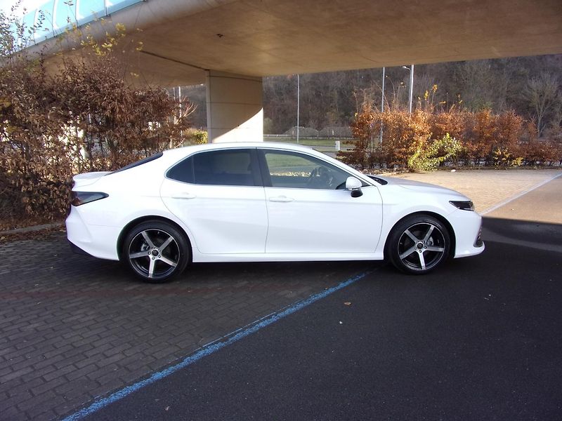 Toyota Camry 2.5i black white edition - fotka 9 z 18
