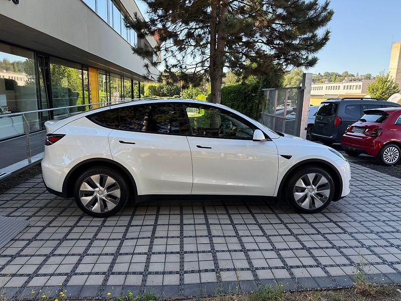 Tesla Model Y Long Range AWD - fotka 37 z 38