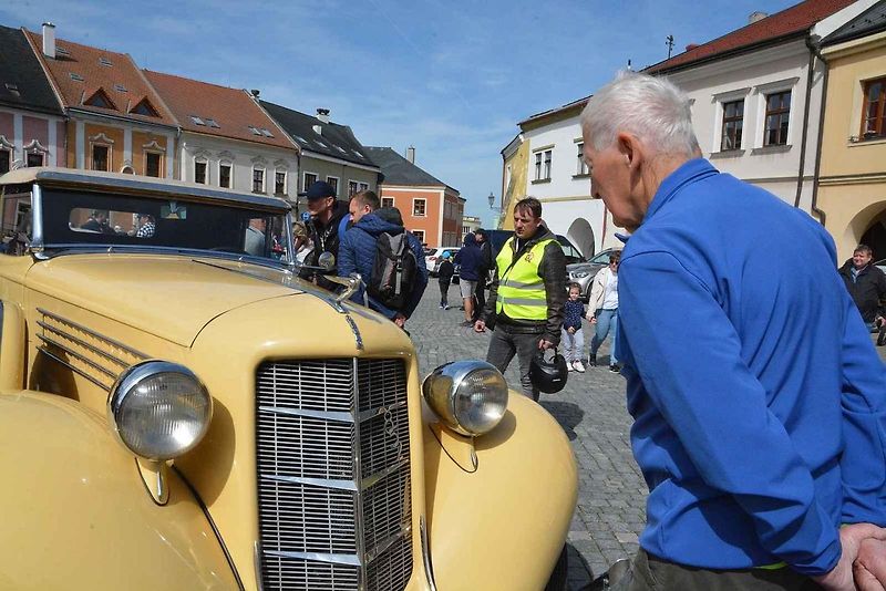 Stovka nablýskaných motocyklů a automobilů předválečné a meziválečné éry vyrazila v neděli z Horního náměstí v Přerově na spanilou jízdu regionem. Nejstarší účastnicí byla osmaosmdesátiletá Libuše Šulcová, která na trasu vyrazila na motocyklu BSA 770 se s