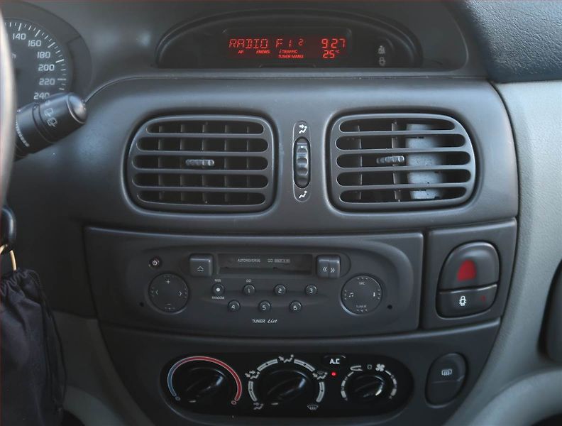 Renault Scénic (2000) 1.6i, Klima, levný provoz - fotka 12 z 13